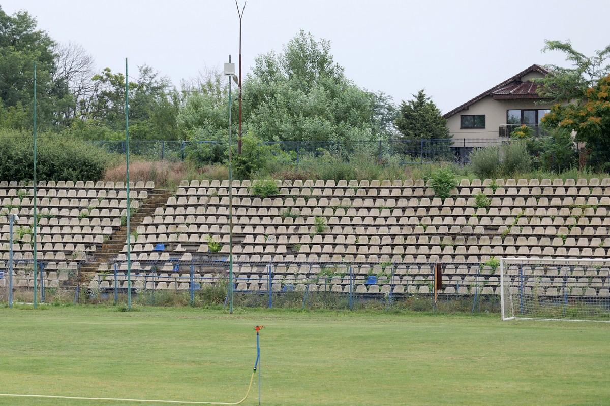 Arena pe care s-au jucat meciuri de Liga 1 a fost abandonată și a fost lăsată să ajungă o junglă! Miza: apartamente de sute de mii de euro, cu vedere la parc