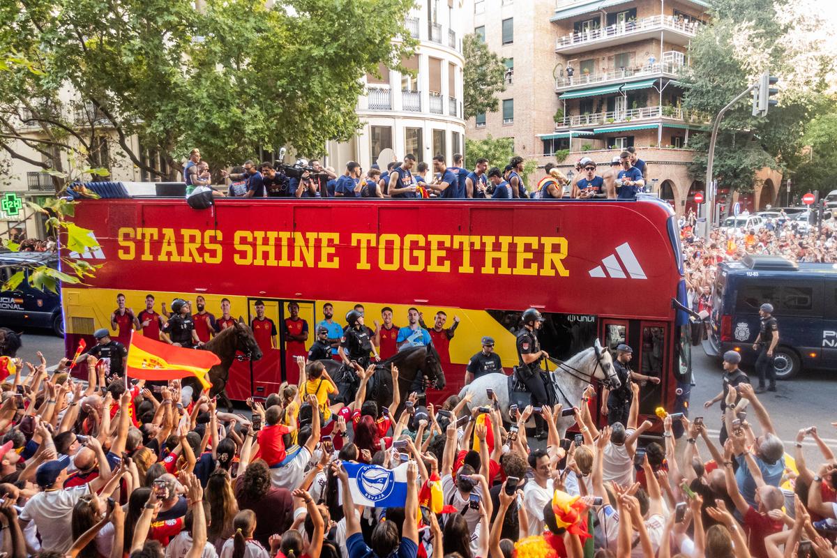 Un milion de oameni în stradă! Filmul petrecerii spaniole: de la întâlnirea cu Regele Felipe și recepția de la Moncloa, direct în mijlocul „mării roșii” din Madrid
