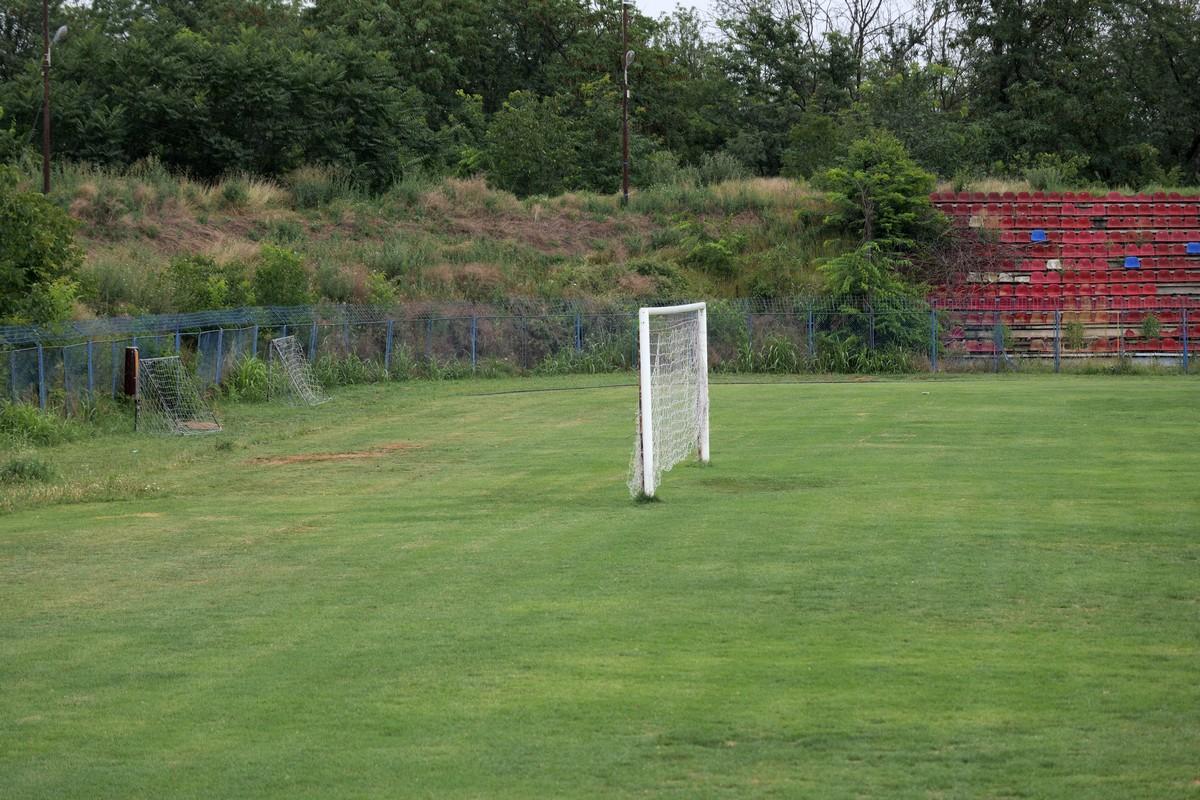 Arena pe care s-au jucat meciuri de Liga 1 a fost abandonată și a fost lăsată să ajungă o junglă! Miza: apartamente de sute de mii de euro, cu vedere la parc