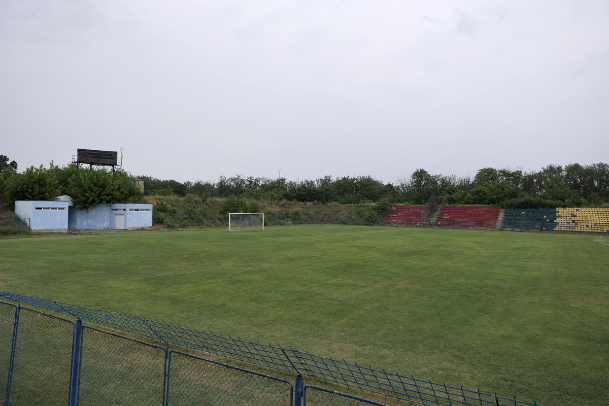 Arena pe care s-au jucat meciuri de Liga 1 a fost abandonată și a fost lăsată să ajungă o junglă! Miza: apartamente de sute de mii de euro, cu vedere la parc