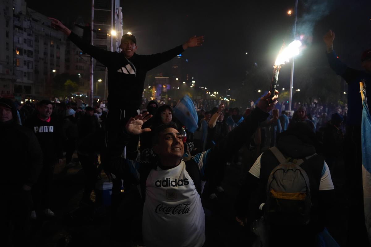 Cadre superbe: argentinienii au sărbătorit în strada, după eșecul cu Spania!