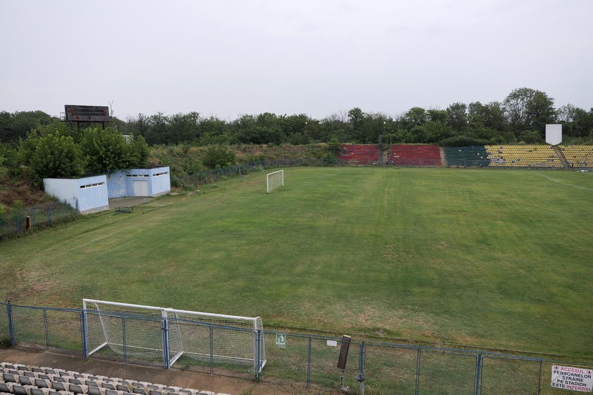 Arena pe care s-au jucat meciuri de Liga 1 a fost abandonată și a fost lăsată să ajungă o junglă! Miza: apartamente de sute de mii de euro, cu vedere la parc