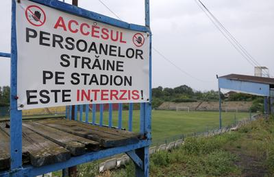 Arena pe care s-au jucat meciuri de Liga 1 a fost abandonată și a fost lăsată să ajungă o junglă! Miza: apartamente de sute de mii de euro, cu vedere la parc