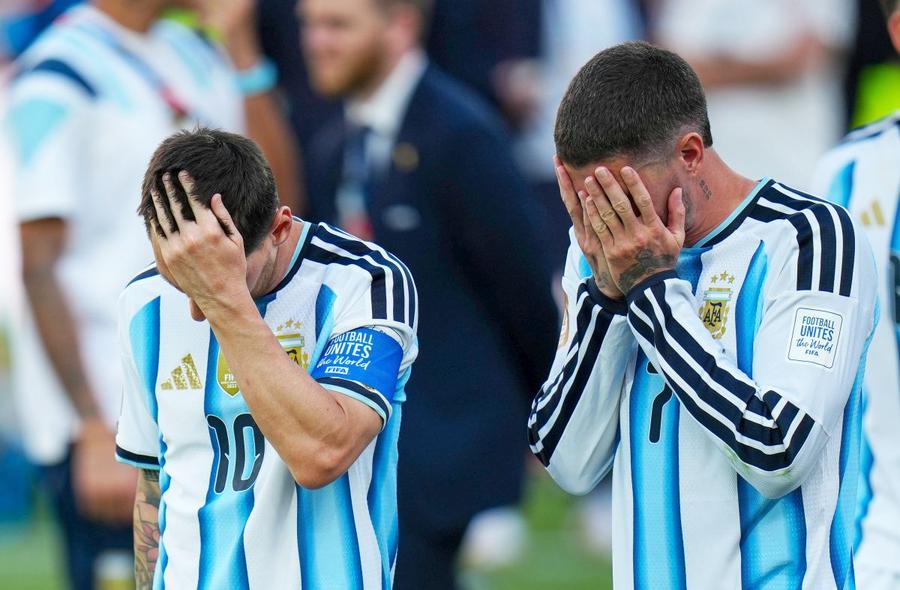 Lionel Messi și Rodrigo de Paul, după finala Spania - Argentina 1-0, foto: Imago Rodrigo De Paul trimite săgeți: „Atâția au așteptat să cădem și au răspândit teoriile conspirației, dar noi...”