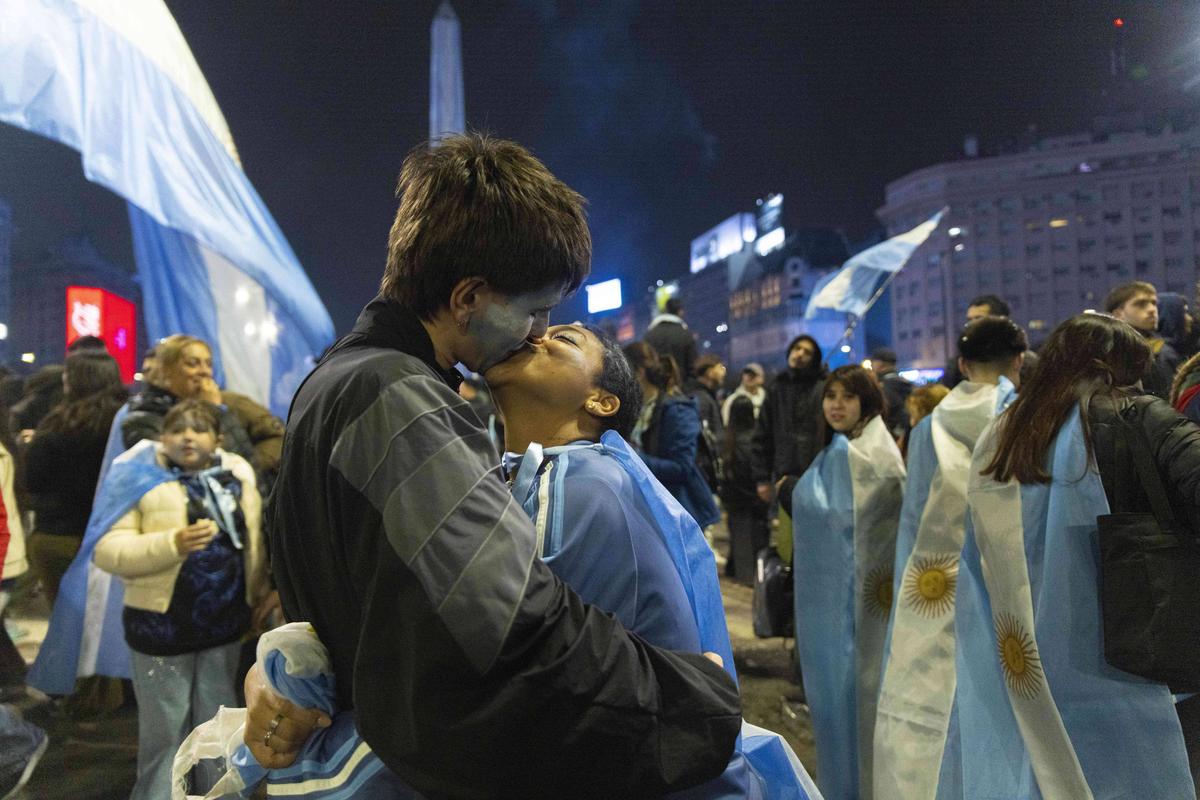 Cadre superbe: argentinienii au sărbătorit în strada, după eșecul cu Spania!
