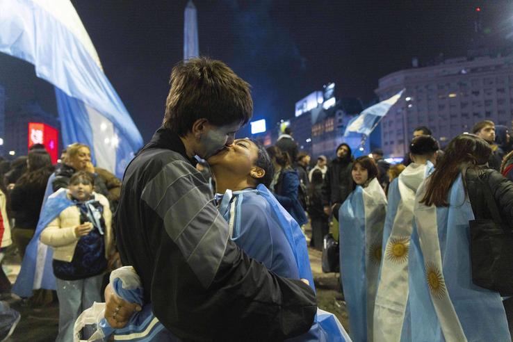 Cadre superbe: argentinienii au sărbătorit în strada, după eșecul cu Spania! // foto: Imago