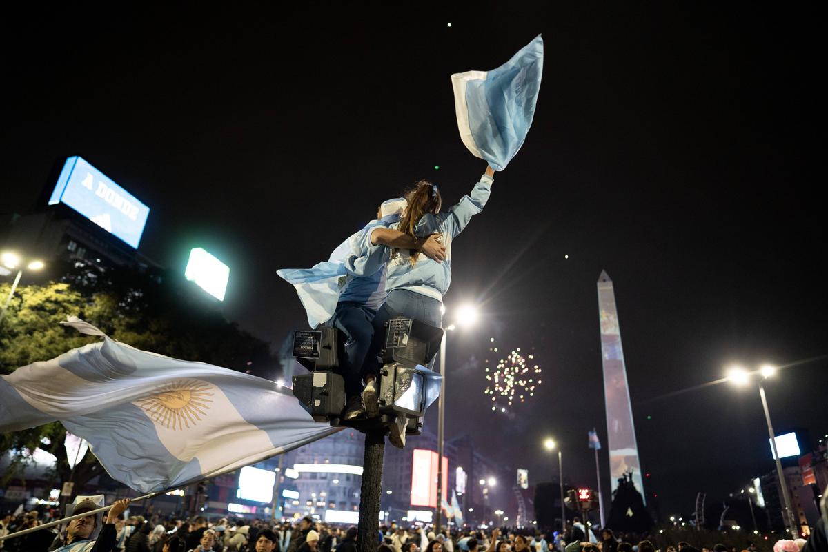 Cadre superbe: argentinienii au sărbătorit în strada, după eșecul cu Spania!