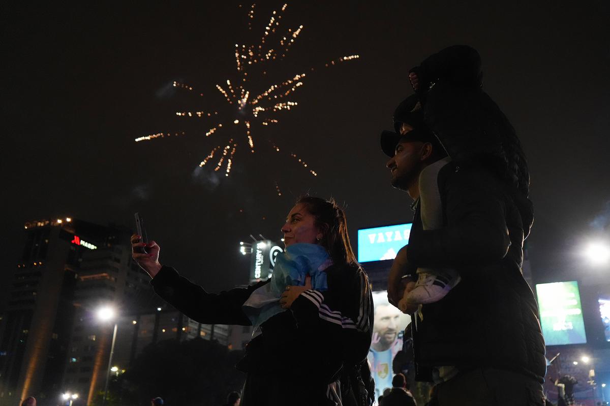 Imagini magice la Buenos Aires după finala Cupei Mondiale! Mii de argentinieni au ieșit în stradă după eșecul cu Spania