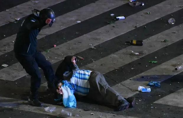 Sute de răniți! Haos în Buenos Aires după înfrângerea Argentinei » Conflict între suporteri și poliție, s-au folosit gloanțe de cauciuc și tunuri de apă