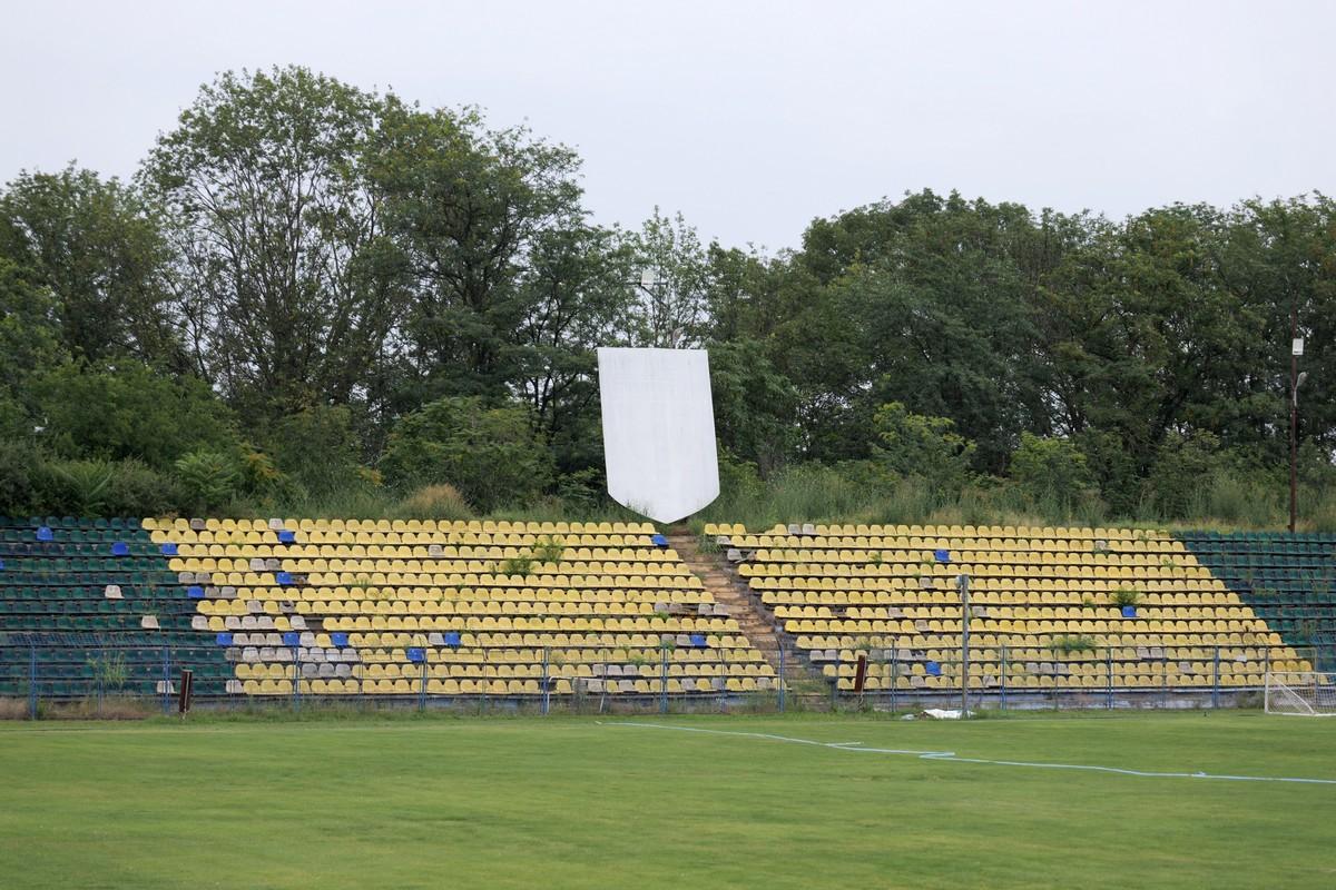 Arena pe care s-au jucat meciuri de Liga 1 a fost abandonată și a fost lăsată să ajungă o junglă! Miza: apartamente de sute de mii de euro, cu vedere la parc