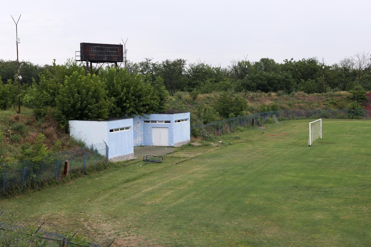 Arena pe care s-au jucat meciuri de Liga 1 a fost abandonată și a fost lăsată să ajungă o junglă! Miza: apartamente de sute de mii de euro, cu vedere la parc
