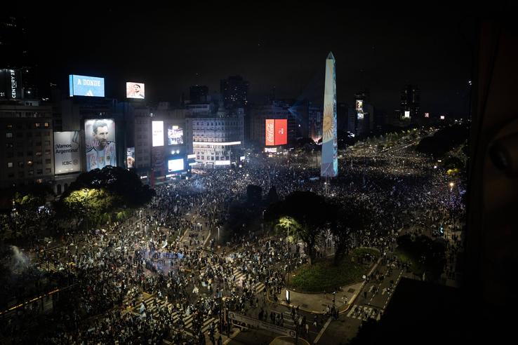 Cadre superbe: argentinienii au sărbătorit în strada, după eșecul cu Spania! // foto: Imago