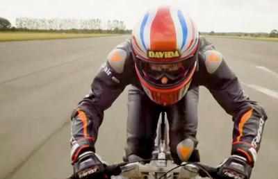 Record: Un britanic a pedalat cu 280 km/h pe bicicletă