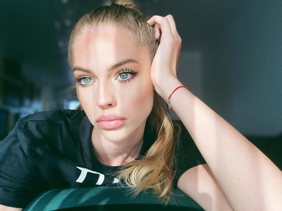GALERIE FOTO. Denisa Moga încinge Derby de România » E una dintre cele mai frumoase iubite de fotbaliști