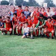 Cu mâna pe Cupa României 1987, după ce Steaua învingea marea rivală Dinamo pe fostul 