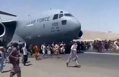 A plonjat în moarte » Unul din afganii care s-a agățat de trenul de aterizare al avionului ce decola din Kabul era fotbalist