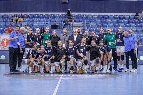 Florentin Pera (primul din stânga) și trofeul câștigat la ȚSKA