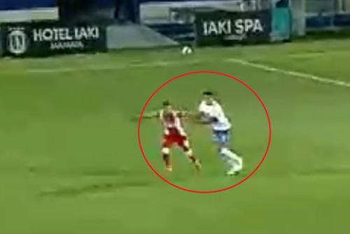 Farul - Dinamo | În minutul 54, Jefte Betancor, atacantul gazdelor, a reușit un gol din propria jumătate!