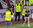 Agitație după meci! Săpunaru a intervenit pentru a elibera din mâinile stewarzilor o suporteră care intrase pe teren