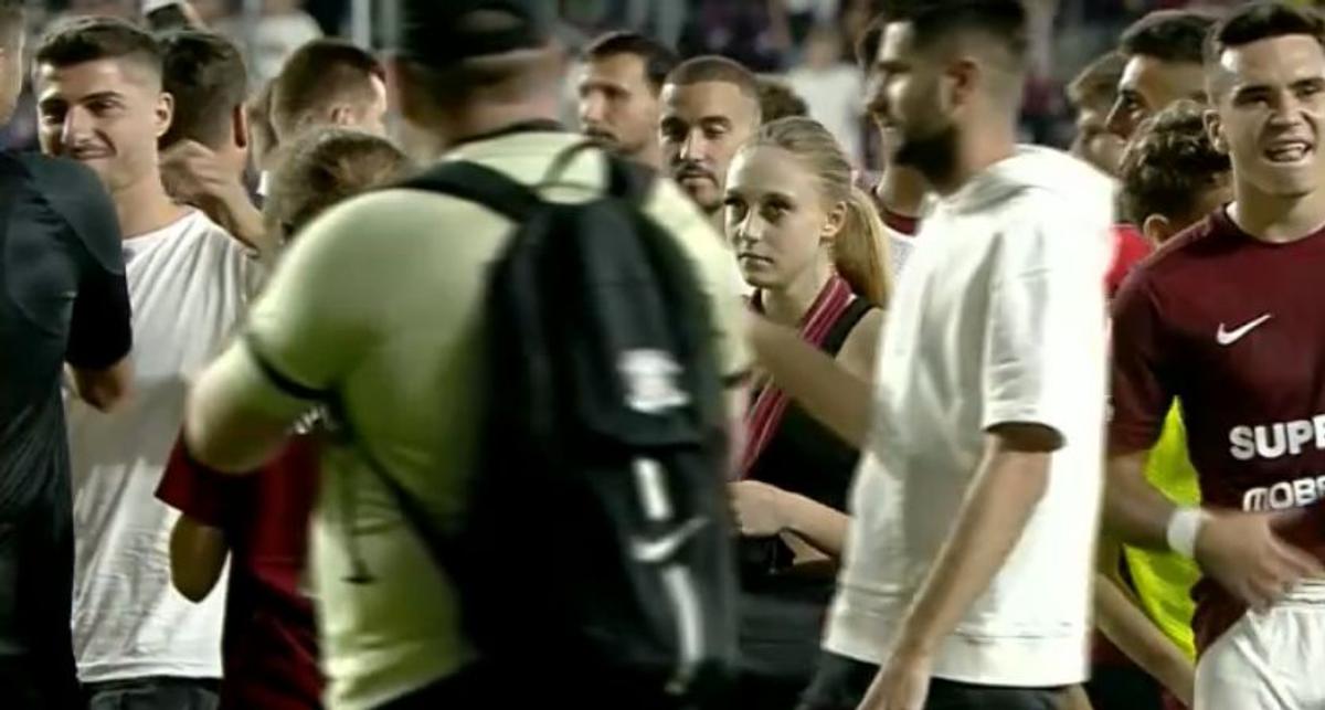 Agitație după meci! Săpunaru a intervenit pentru a elibera din mâinile stewarzilor o suporteră care intrase pe teren