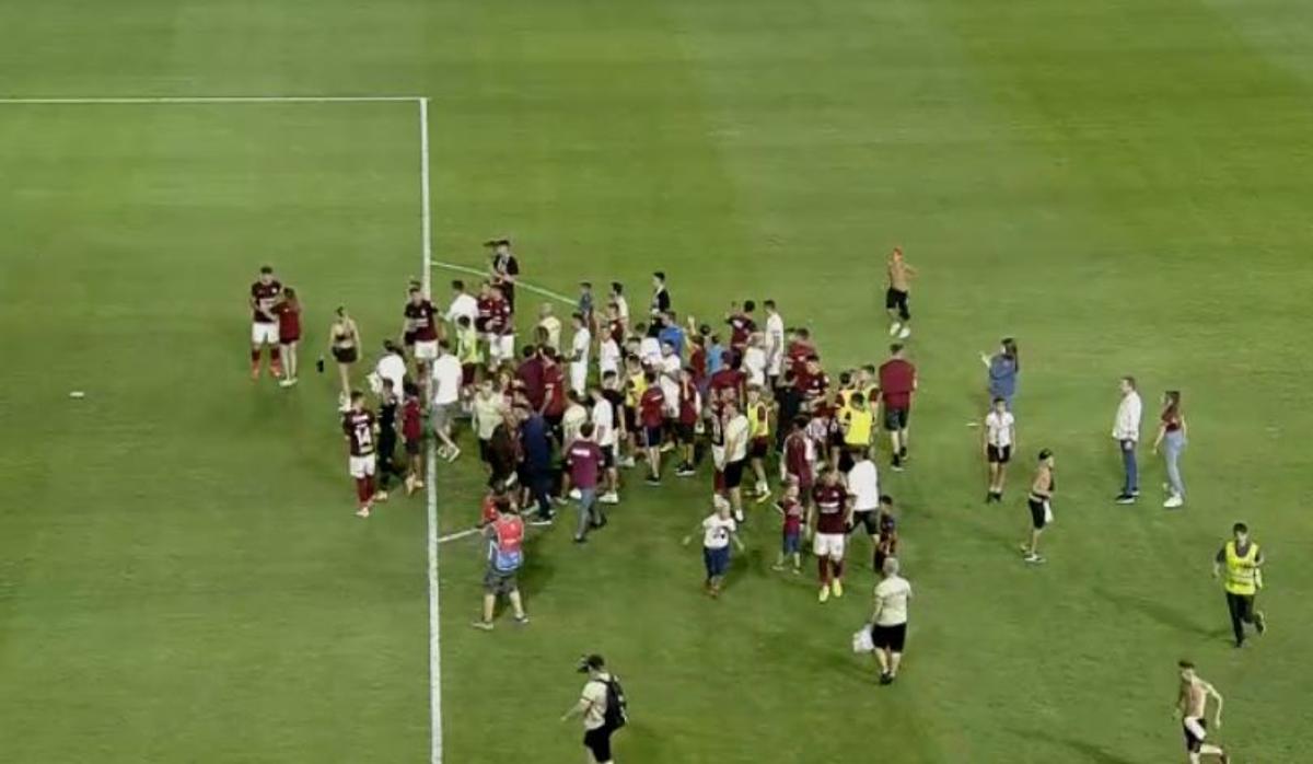 FOTO Rapid - UTA, suporteri pe teren la final 20.08.2022