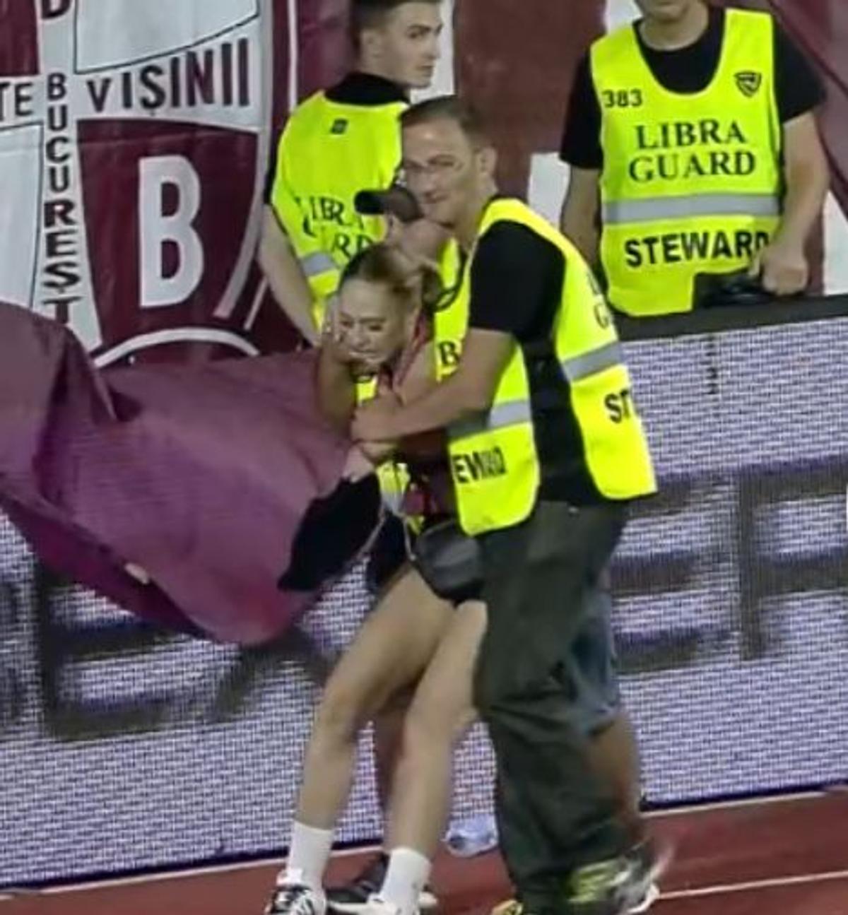 FOTO Rapid - UTA, suporteri pe teren la final 20.08.2022