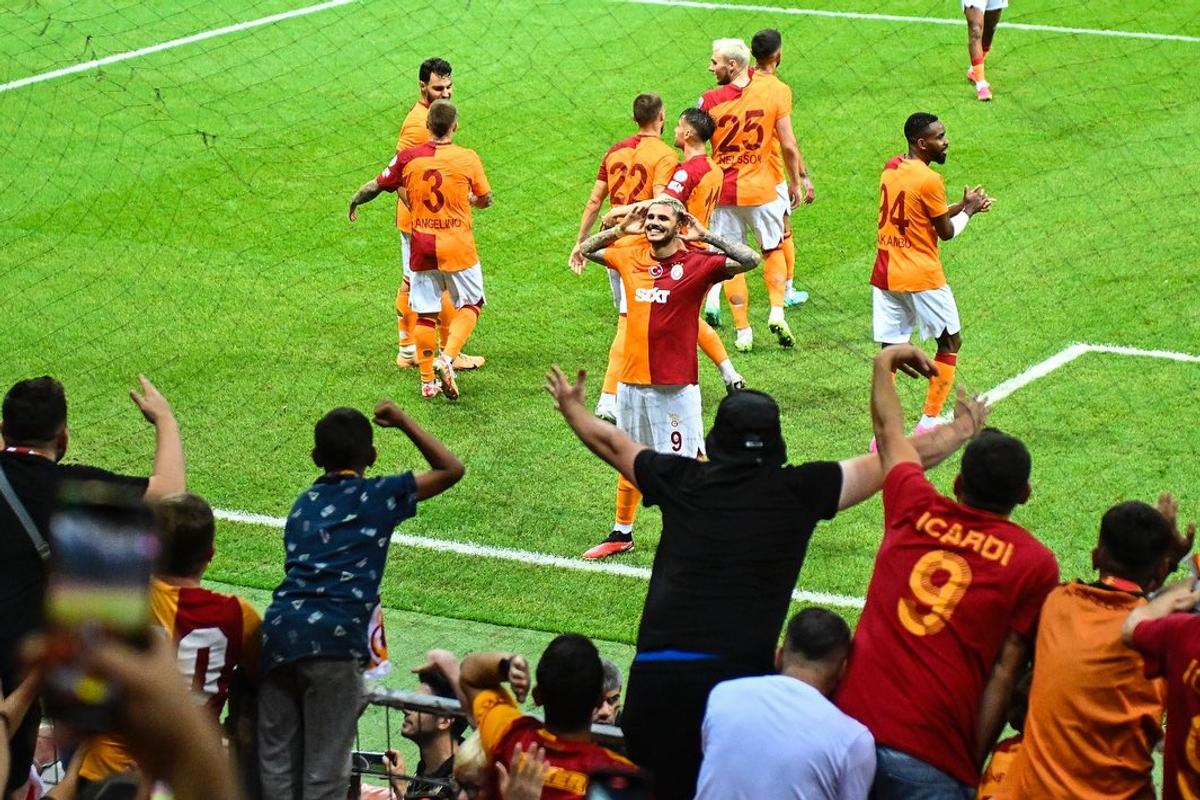 Te trec fiori! Ziyech, prezentare de senzație la noua echipă » Show în peluză alături de ultrași