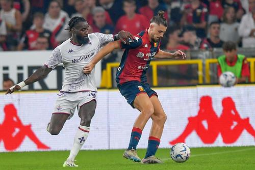 Radu Drăgușin (dreapta), prestație slabă în Genoa - Fiorentina (1-4). Foto: Imago Images