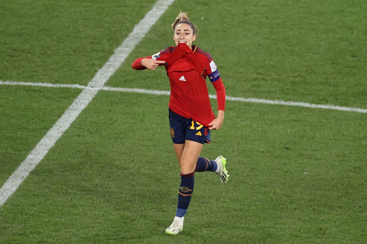 A decis finala Mondialului Feminin, apoi și-a ridicat tricoul » Semnificația gestului