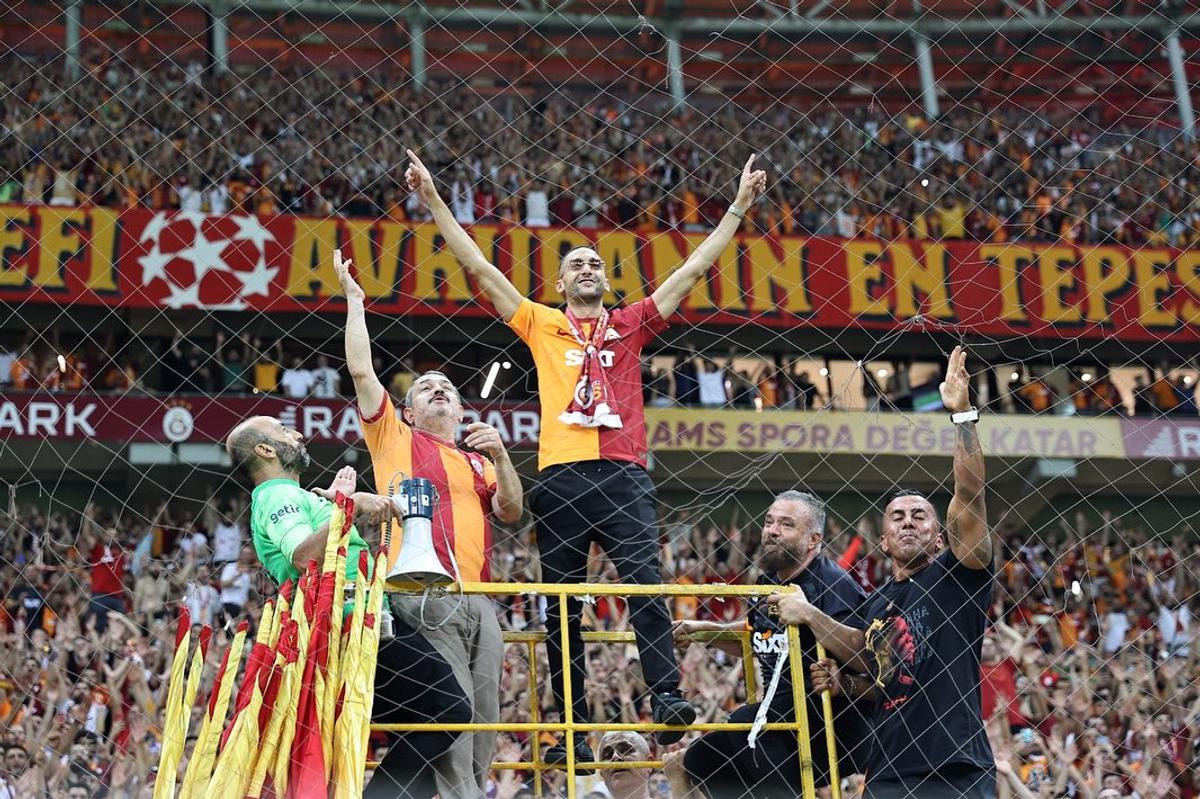 Te trec fiori! Ziyech, prezentare de senzație la noua echipă » Show în peluză alături de ultrași