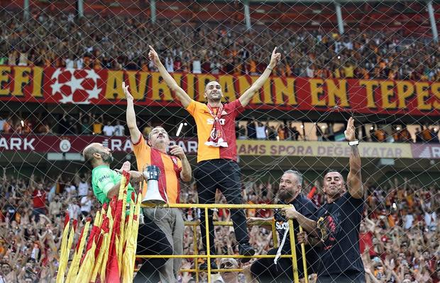 Te trec fiori! Ziyech, prezentare de senzație la noua echipă » Show în peluză alături de ultrași