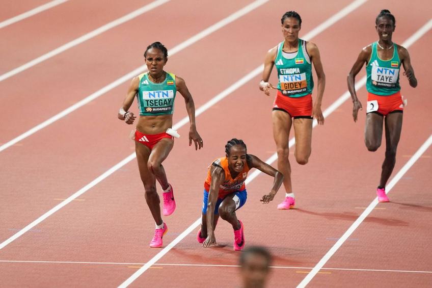 Sifan Hassan, prăbușindu-se în fața liniei de sosire. Foto: Imago