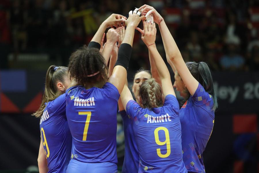 Echipa României încercând să strângă rândurile FOTO CEV Rodica Buterez, căpitanul României, după înfrângerea cu Elveția: „La un moment dat nu am mai avut resurse”