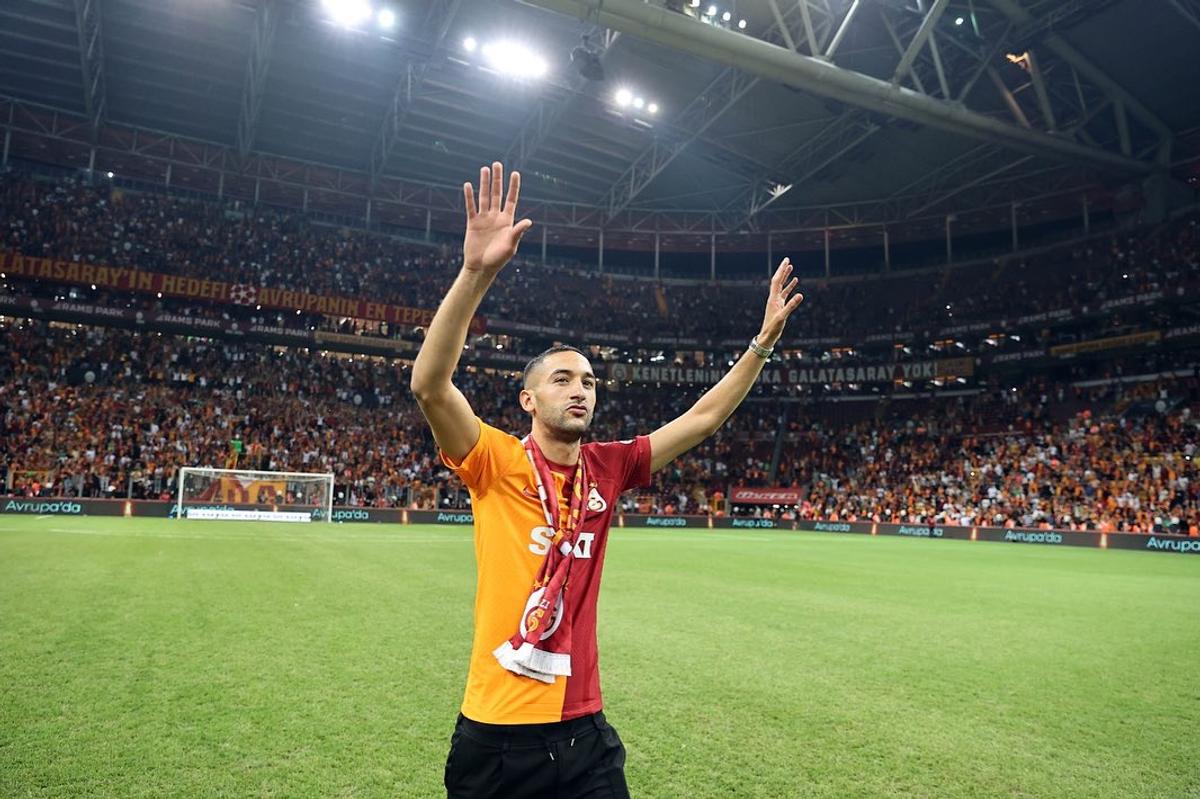 Te trec fiori! Ziyech, prezentare de senzație la noua echipă » Show în peluză alături de ultrași
