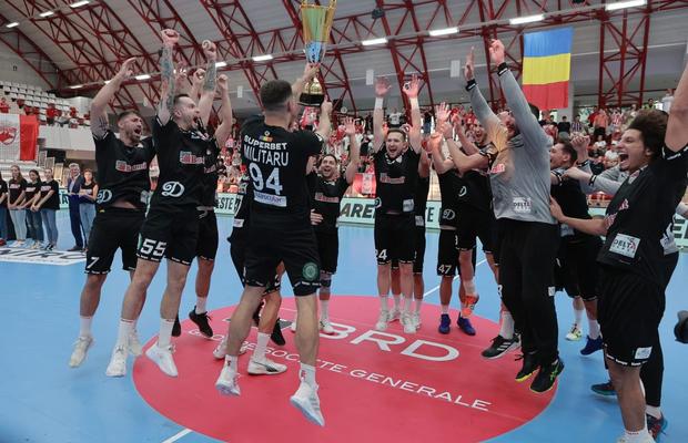 Dinamo e supercampioana României! Victorie la limită în fața rivalei CSM Constanța și un nou trofeu în vitrina „dulăilor”