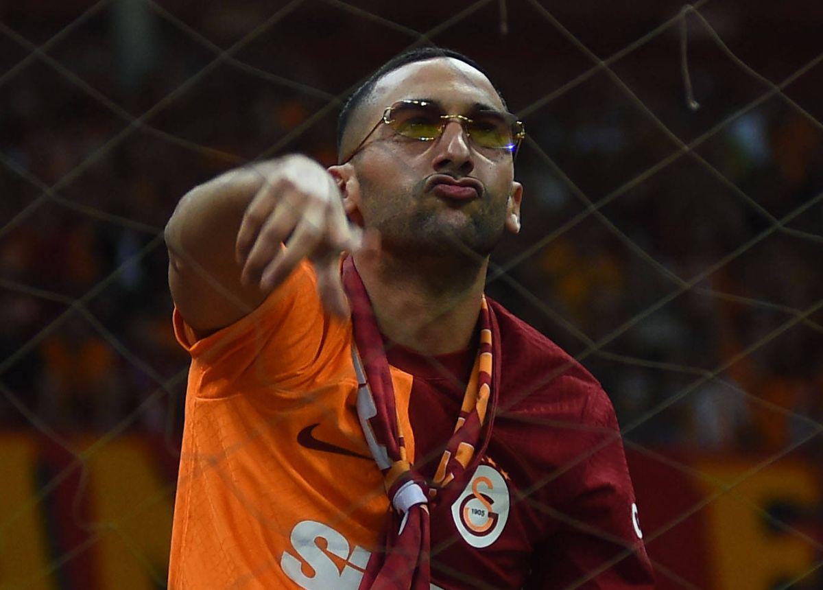 Te trec fiori! Ziyech, prezentare de senzație la noua echipă » Show în peluză alături de ultrași