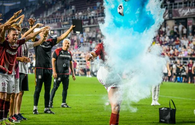 Scene emoționante, nemaivăzute pe stadioanele din România » „Gender reveal” în fața peluzei, imediat după Rapid - Farul