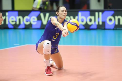 Rodica Buterez încercând să preia o minge FOTO CEV