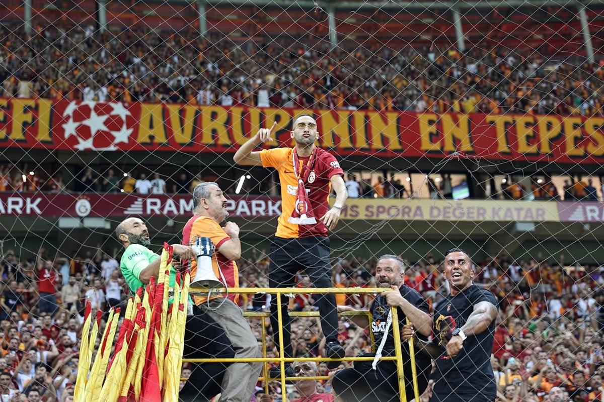 Te trec fiori! Ziyech, prezentare de senzație la noua echipă » Show în peluză alături de ultrași