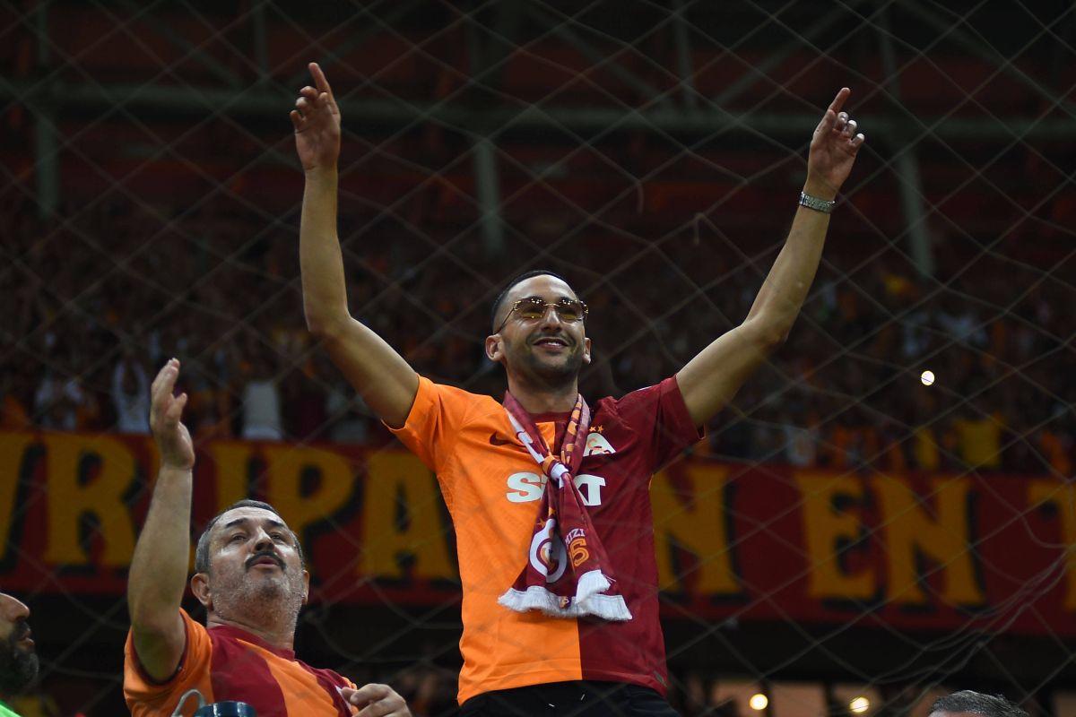 Te trec fiori! Ziyech, prezentare de senzație la noua echipă » Show în peluză alături de ultrași
