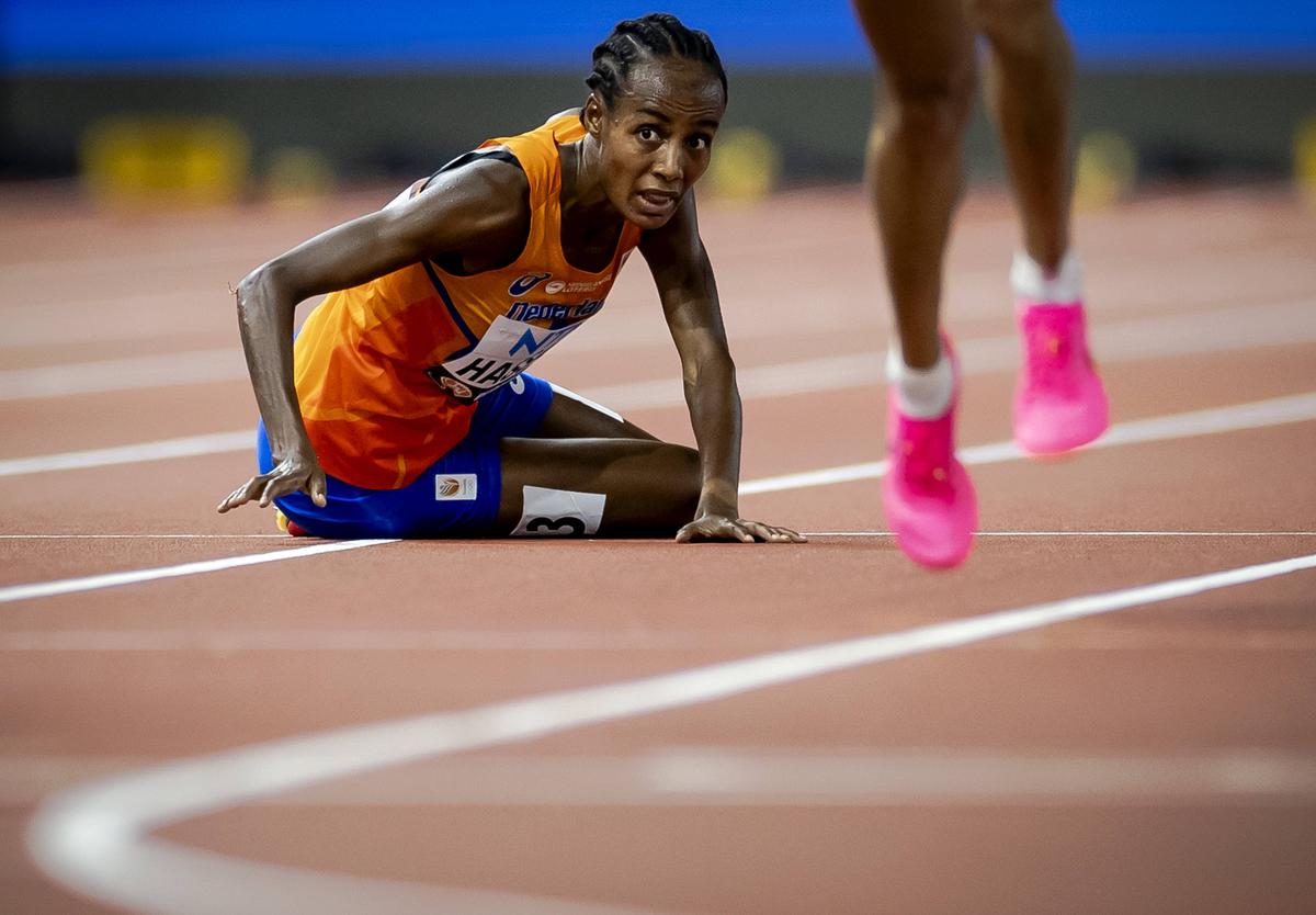 Scene incredibile la Mondialele de atletism: au pierdut două medalii de aur în câteva minute după două căzături în fața liniei de sosire