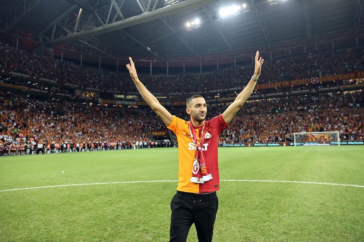 Te trec fiori! Ziyech, prezentare de senzație la noua echipă » Show în peluză alături de ultrași