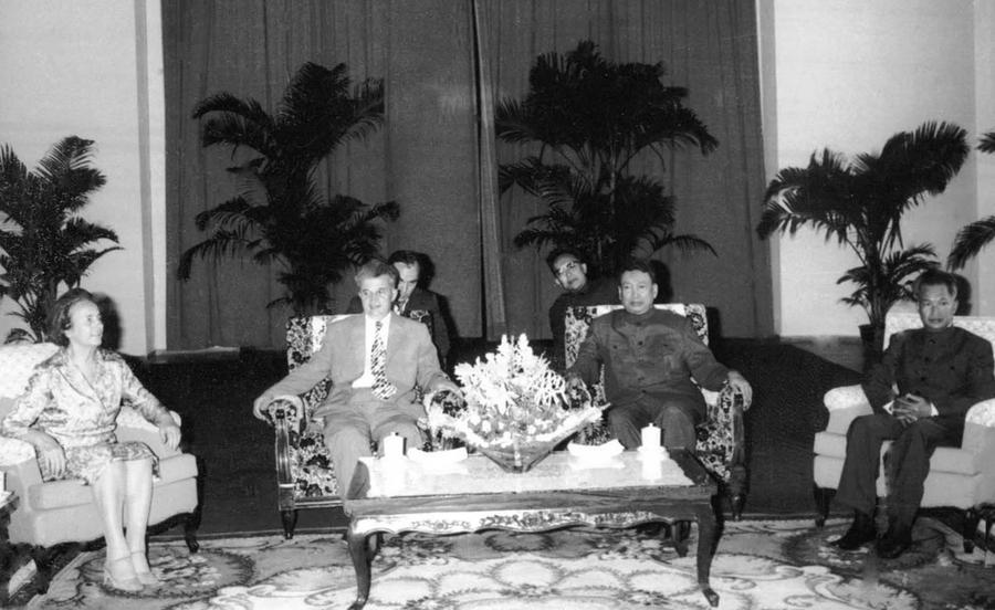 Nicolae Ceaușescu și Pol Pot, dictatorul roșu al Cambodgiei, responsabil pentru genocidul de peste 2 milioane de oameni morți, foto: Imago FAKE NEWS în sport » Pe 23 august, un interviu cu scriitorul Ioan T. Morar despre marile minciuni din Epoca de Aur: „Am văzut un document strict secret care arăta cum România fura competiția”