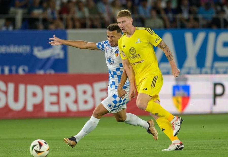 Roger (n.r. în alb-albastru), jucând pentru Corvinul în Europa Fotbalistul s-a despărțit de Corvinul și va juca în Superliga