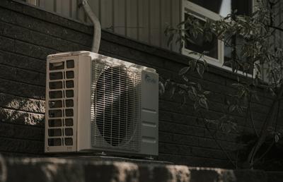 Ventilator sau aparat de aer condiționat pentru cel mic? Dilema părinților în zilele caniculare
