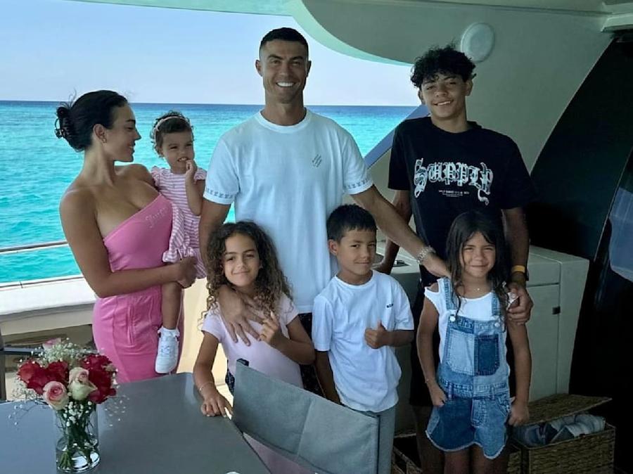 Cristiano Ronaldo împreună cu Georgina și copiii, în vacanță / Foto: cristiano/Instagram Cristiano Ronaldo și-a lansat un canal de YouTube! Fotbalistul devine vlogger și a strâns 5 milioane de abonați în 4 ore