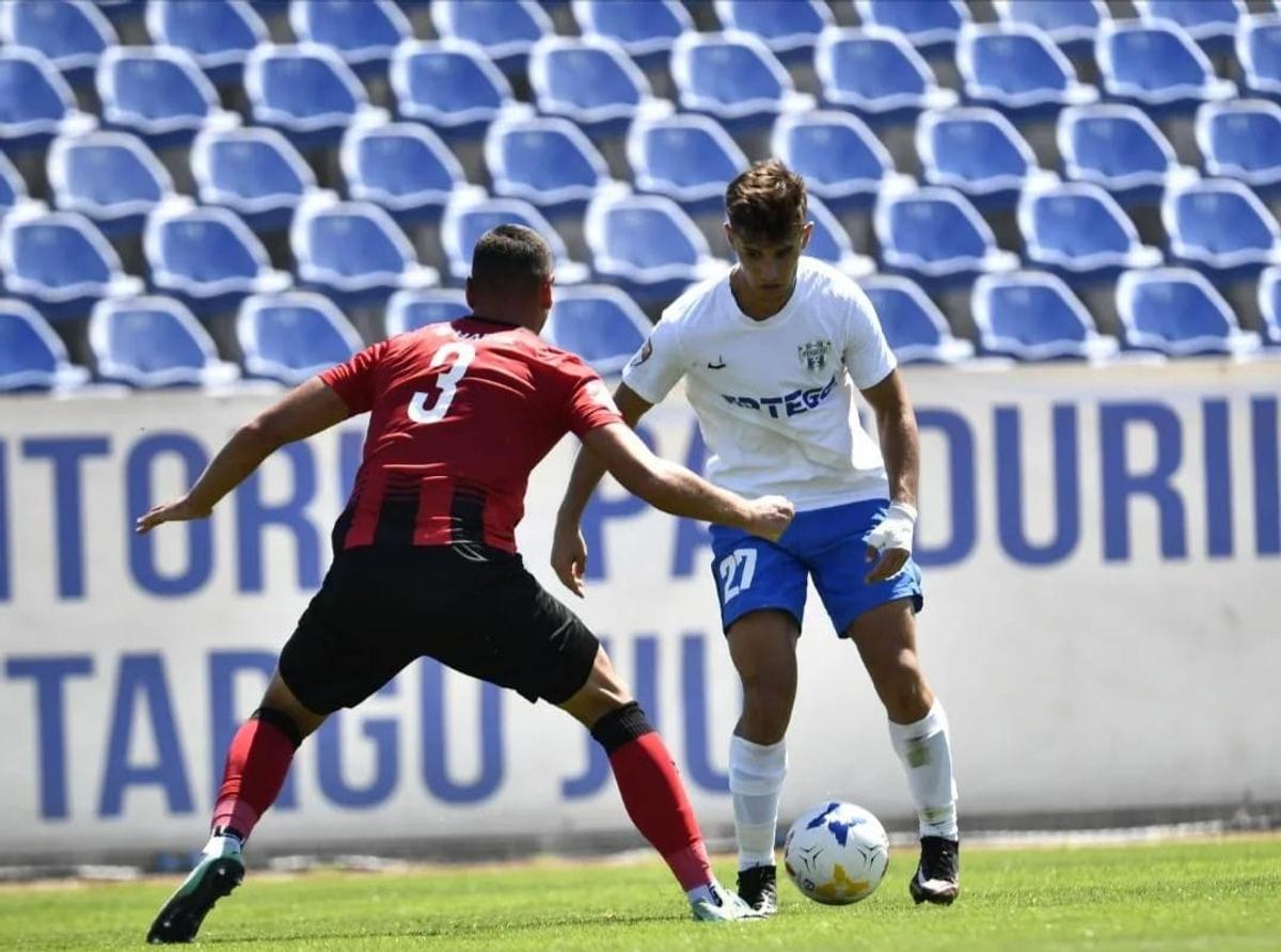 Imagini ireale pe stadionul de 28 de milioane de euro din România » Păsările distrug gazonul