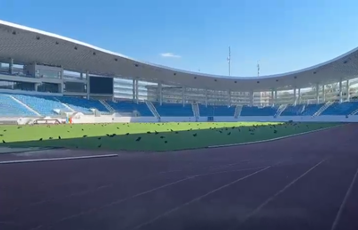 Imagini ireale pe stadionul de 28 de milioane de euro din România » Păsările distrug gazonul