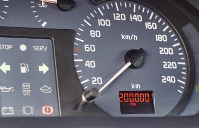 Cum să eviți frauda cu kilometrajul când cumperi un Renault în România