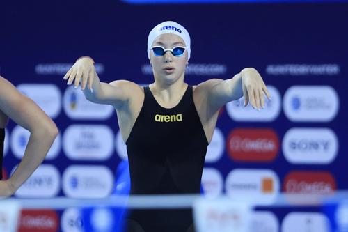 Daria Silișteanu înainte de a plonja în bazin  FOTO Cristi Preda